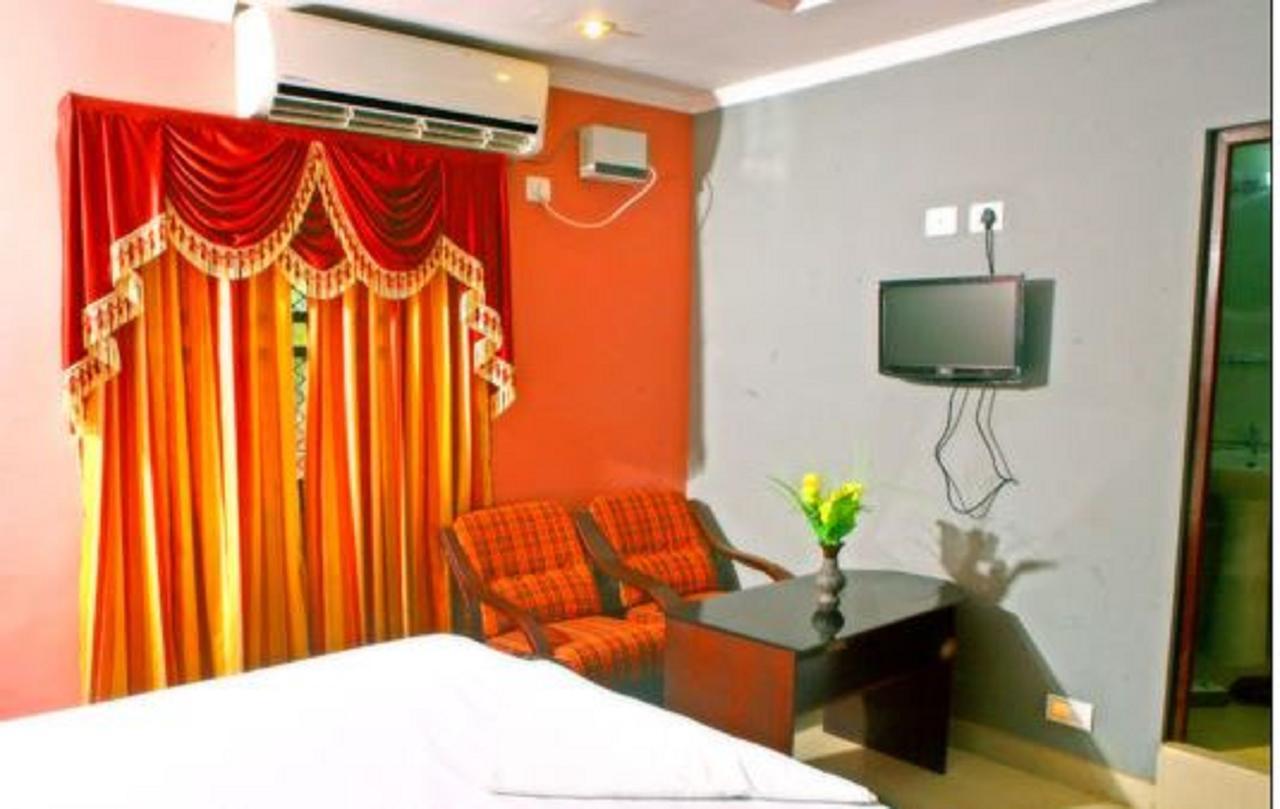 Hotel Priya Chengannur Экстерьер фото